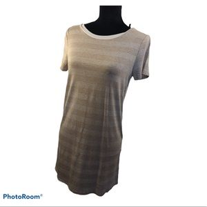 ✨ 2/$15 SALE! Tan & Cream V-Cut Back Top Size:S ✨